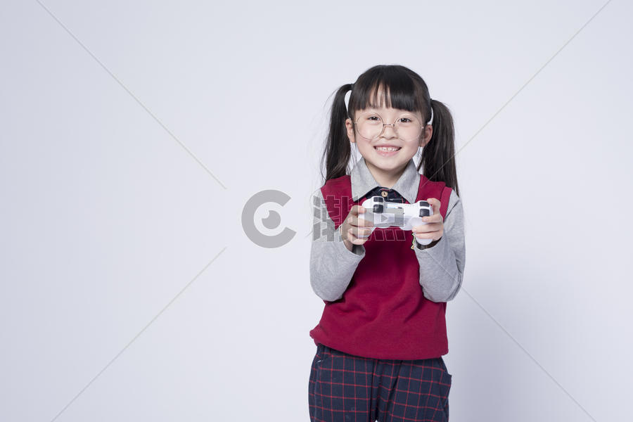 玩游戏的小女孩图片素材免费下载