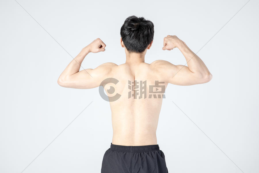 运动男性人像肌肉展示图片素材免费下载