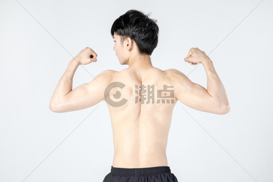运动男性人像肌肉展示图片素材免费下载