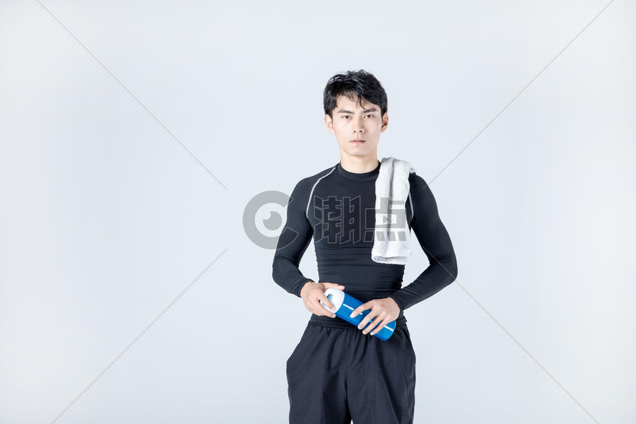运动男性喝水擦汗休息图片素材免费下载