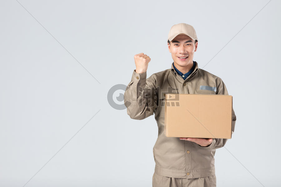 拿着快递箱的快递员摄影图6240*4160图片素材免费下载-编号796353-潮点视频
