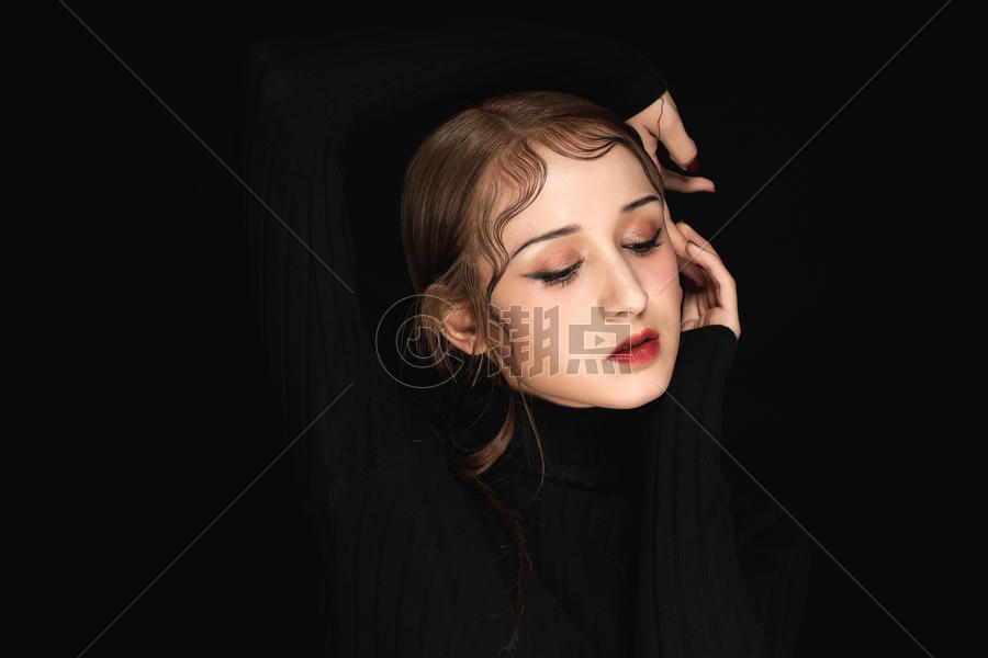 黑色暗调女性妆容情绪展示图片素材免费下载