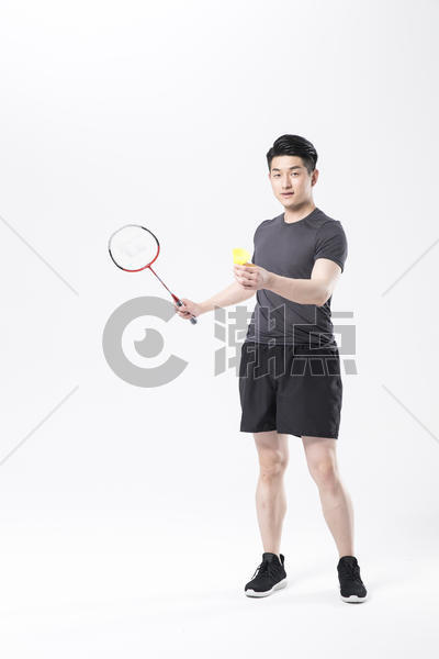 打羽毛球的运动男性图片素材免费下载
