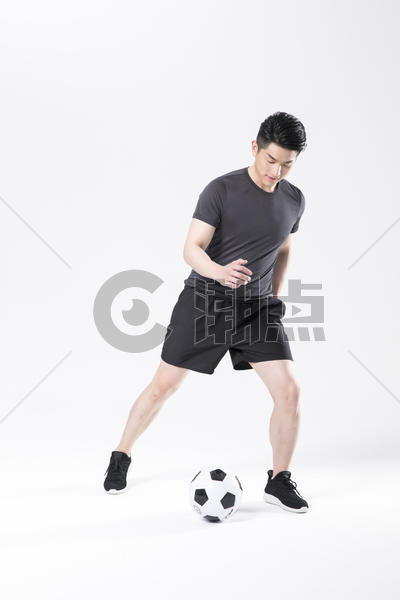 踢足球的运动男性图片素材免费下载