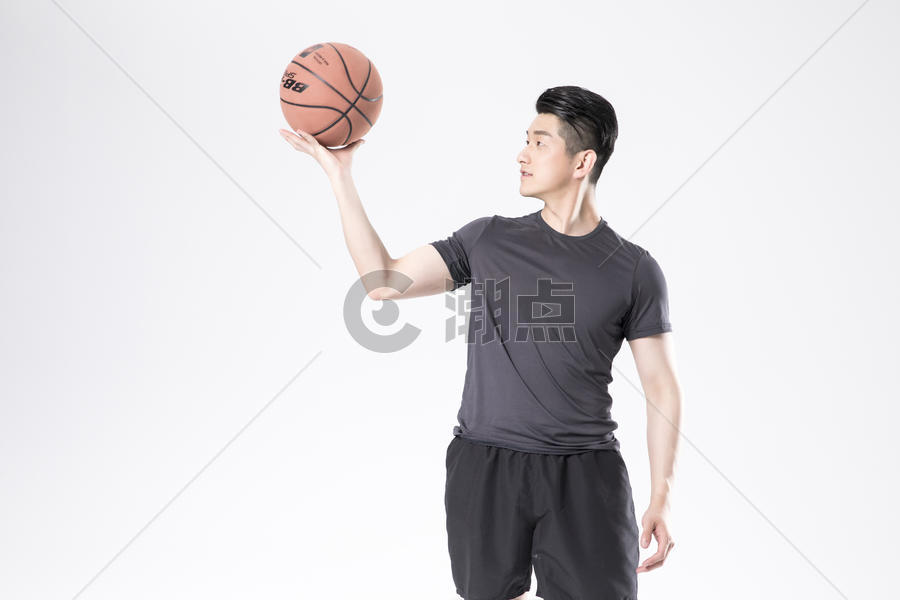 打篮球的运动男性图片素材免费下载