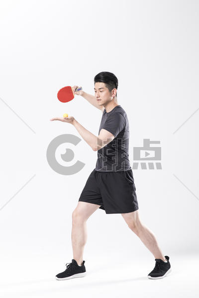 打乒乓球的运动男性图片素材免费下载
