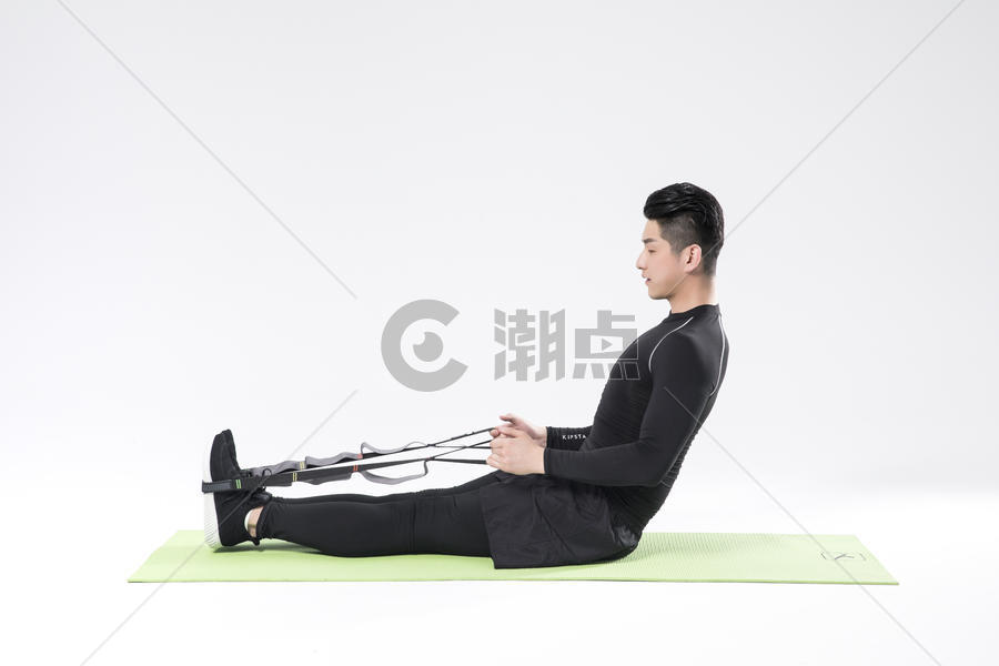 用瑜伽绳拉升的运动男性图片素材免费下载