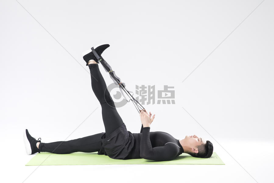 用瑜伽绳拉升的运动男性图片素材免费下载