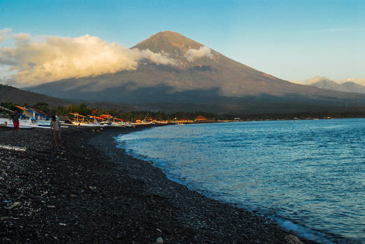 印尼巴厘岛上的阿贡火山图片素材免费下载