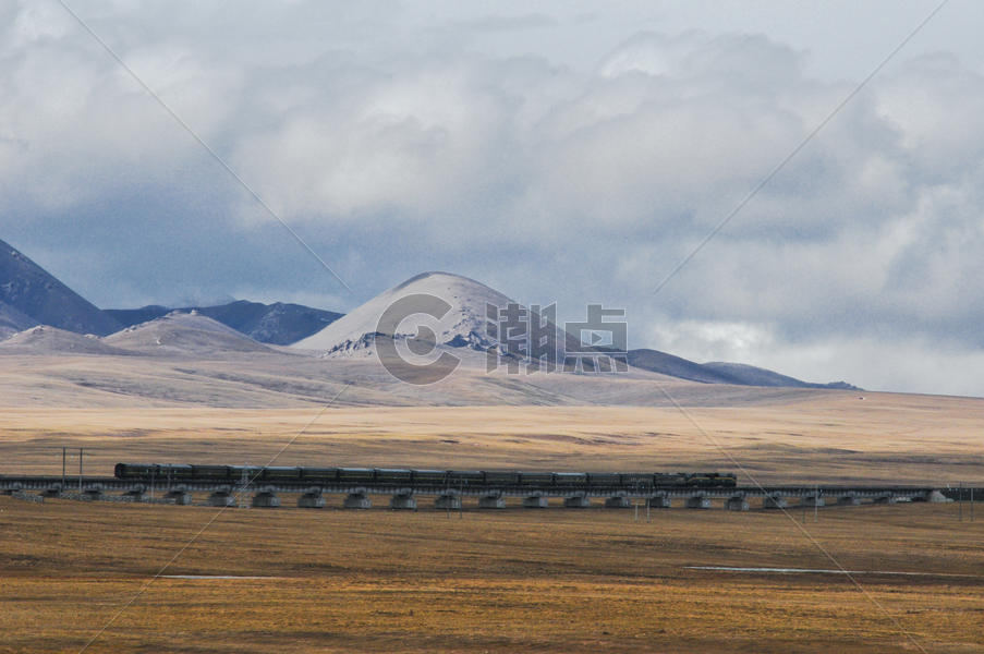 青藏高原上的火车图片素材免费下载