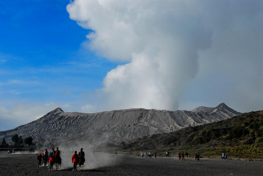 印尼东爪哇岛上的布罗莫活火山图片素材免费下载