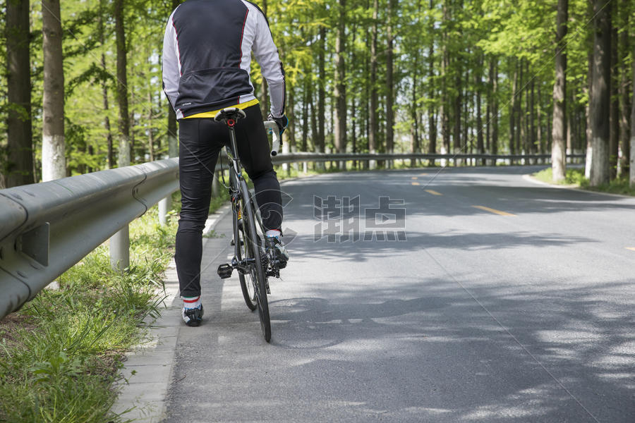 运动员在户外骑行图片素材免费下载