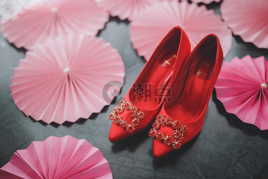 新娘的红色婚鞋图片素材免费下载