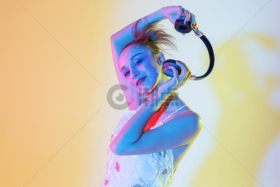 年轻女性色彩创意音乐舞动图片素材免费下载