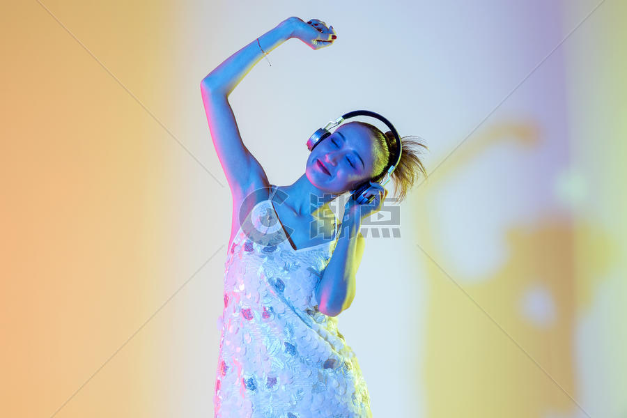 年轻女性色彩创意音乐舞动图片素材免费下载