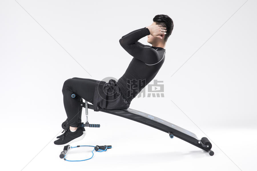 用仰卧板健身的运动男性图片素材免费下载
