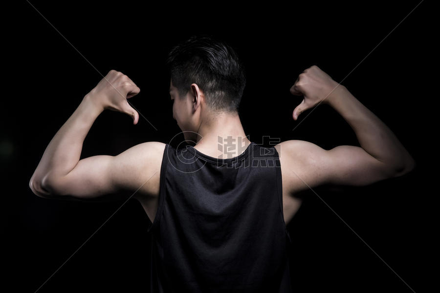 展示肌肉的运动男性图片素材免费下载