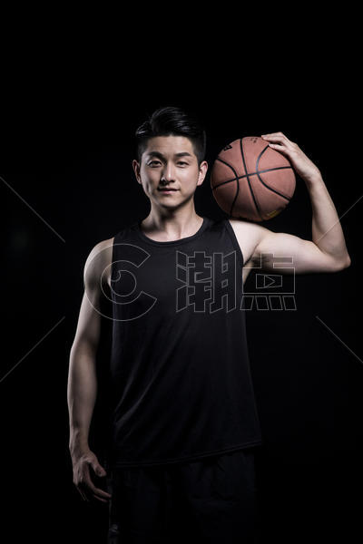 拿着篮球的运动男性图片素材免费下载