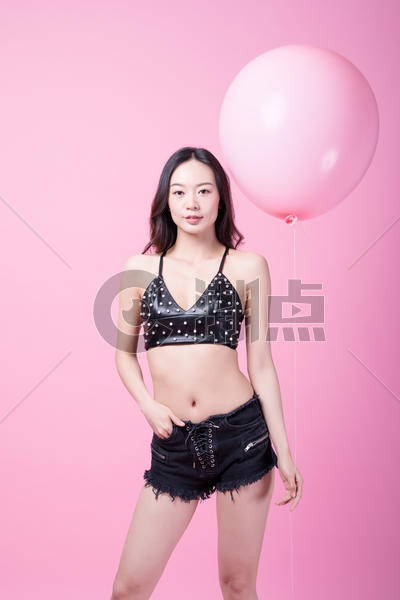 手拿粉色气球的时尚女性图片素材免费下载