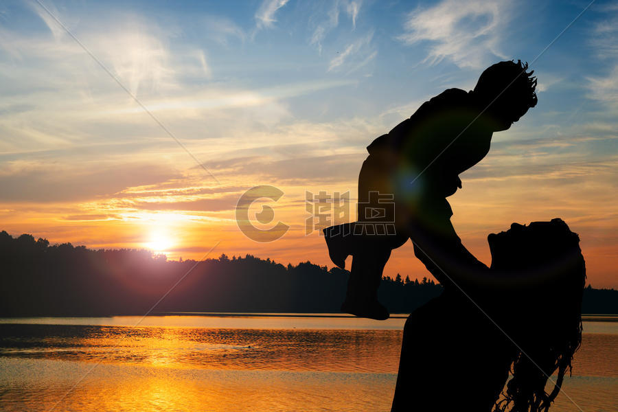 夕阳下的亲情背景图片素材免费下载