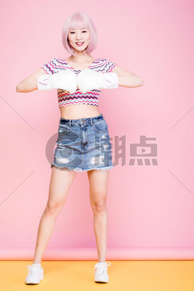 戴着拳击手套的活力时尚女性图片素材免费下载