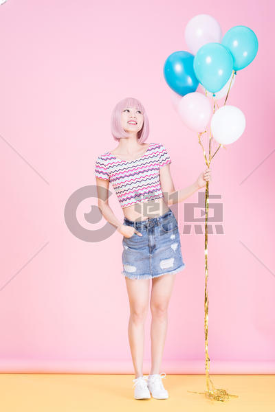 手拿气球的时尚创意女性图片素材免费下载