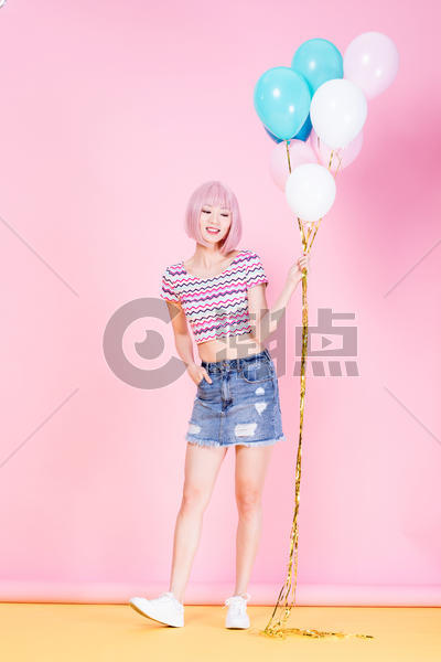 手拿气球的时尚创意女性图片素材免费下载