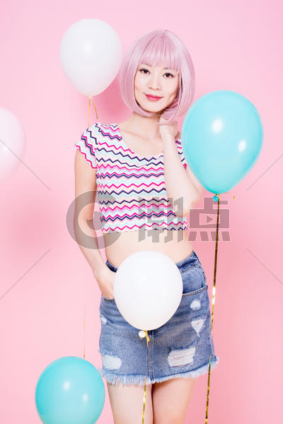 站在很多气球里的时尚女性图片素材免费下载