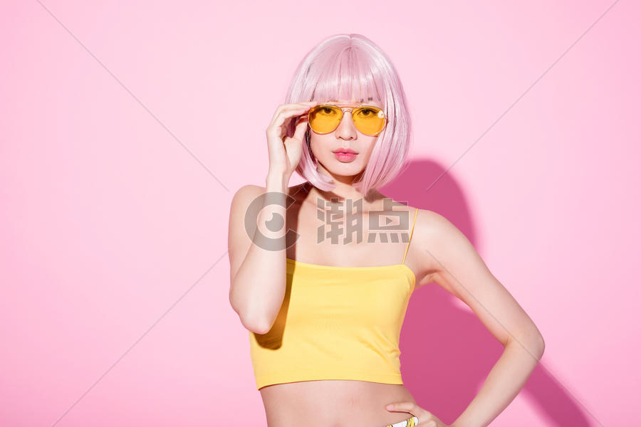 时尚性感粉色头发戴墨镜的女性图片素材免费下载