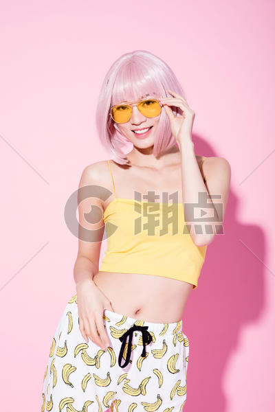 时尚性感粉色头发戴墨镜的女性图片素材免费下载