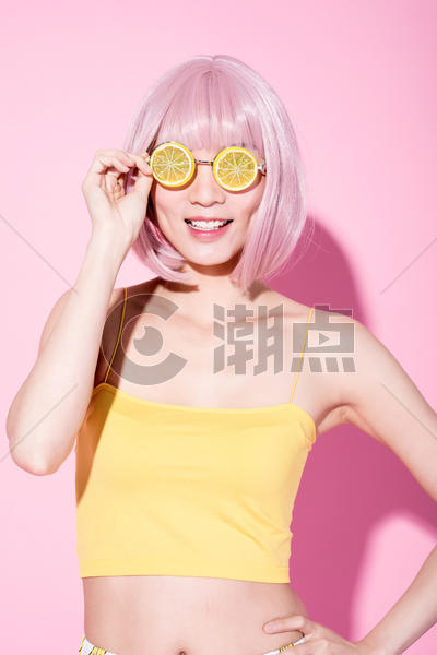 粉色假发性感美女戴搞怪眼镜图片素材免费下载
