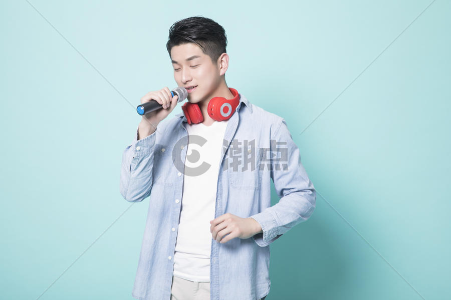 唱歌的男性青年图片素材免费下载