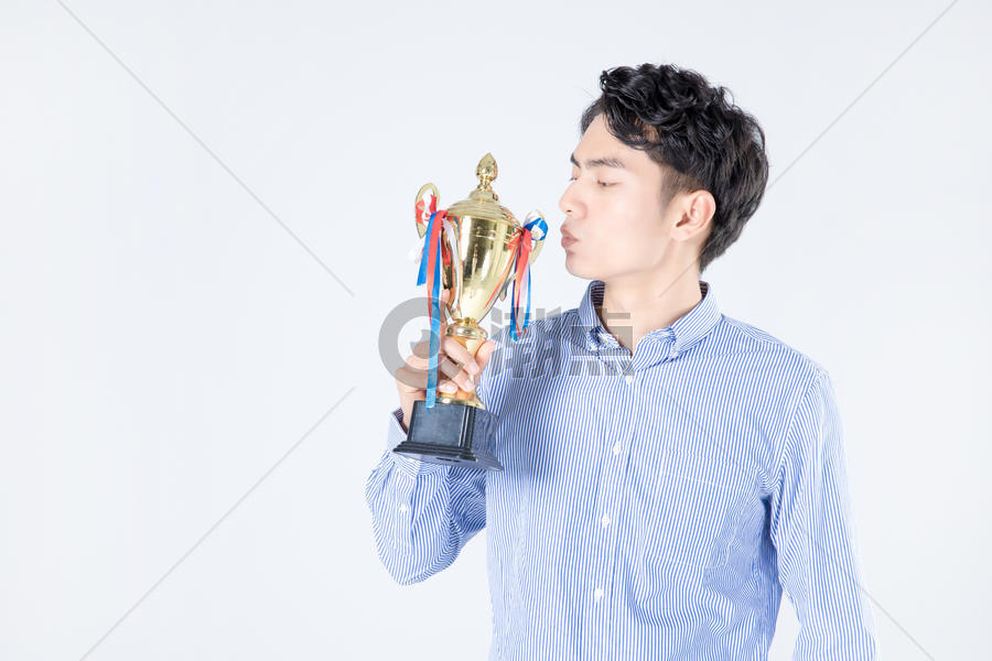 青年男性手持奖杯图片素材免费下载