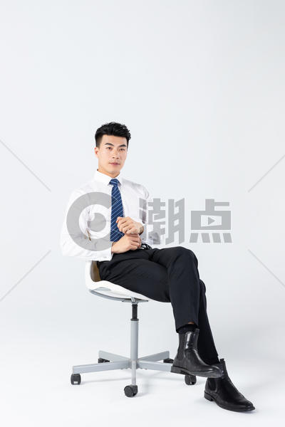 商务男士坐在椅子上图片素材免费下载