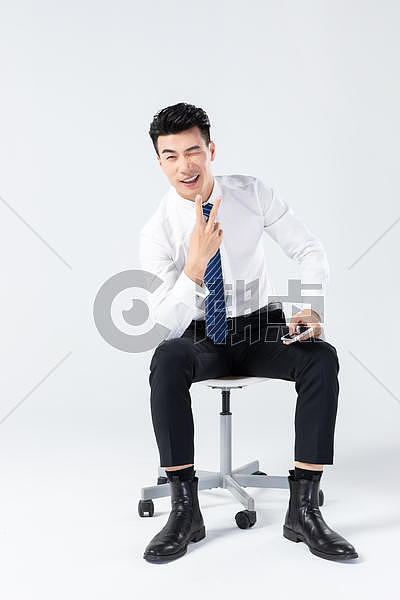 商务男士坐在椅子上图片素材免费下载