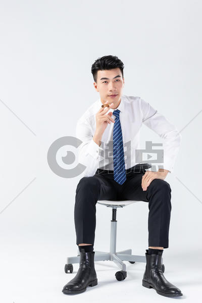 商务男士坐椅上拿着雪茄图片素材免费下载