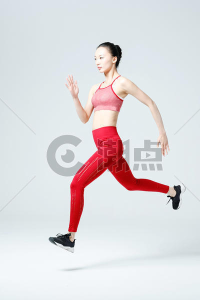 大步跑步冲刺的健身女性图片素材免费下载