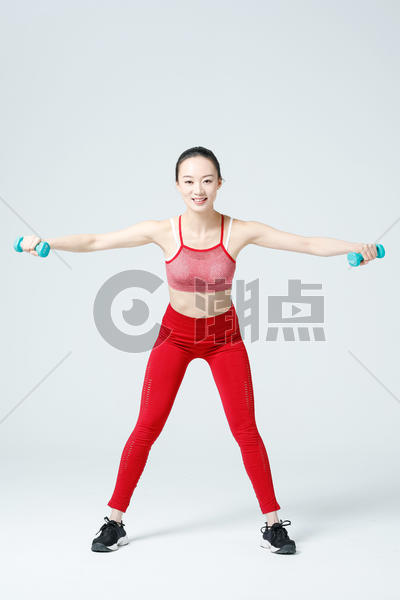 健身女性手举哑铃运动图片素材免费下载