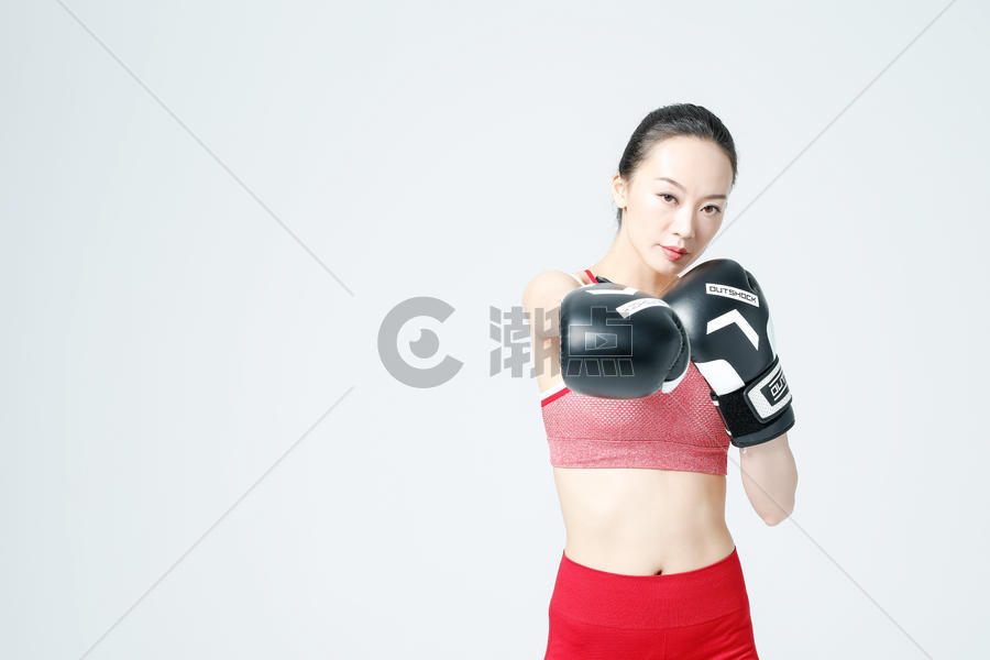 健身女性戴拳击手套展示动作图片素材免费下载
