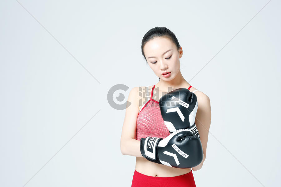 健身女性戴拳击手套展示动作图片素材免费下载