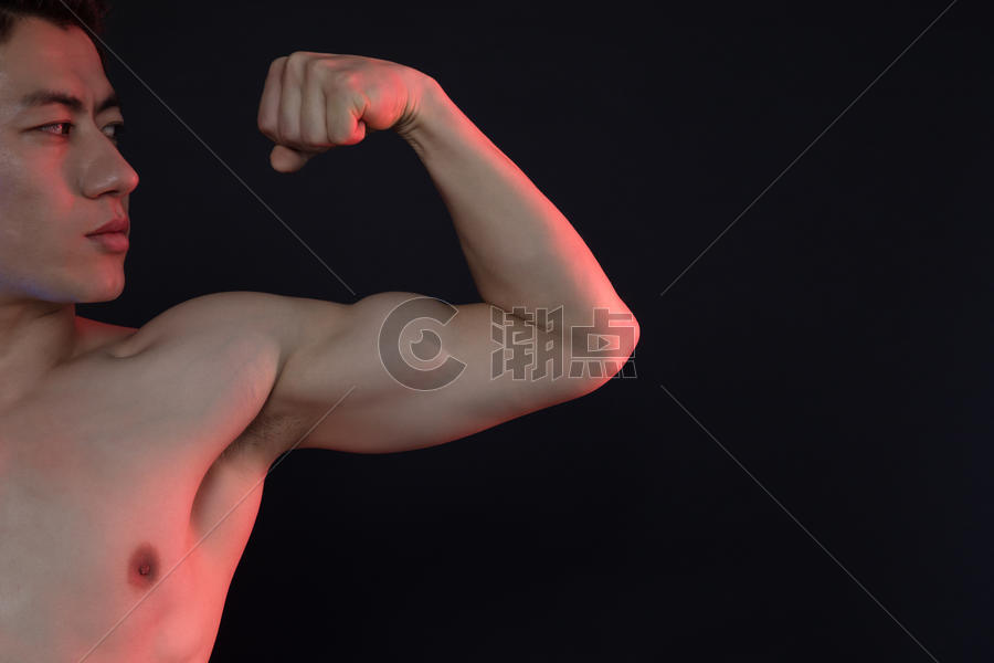 运动男性肌肉展示创意形象照图片素材免费下载