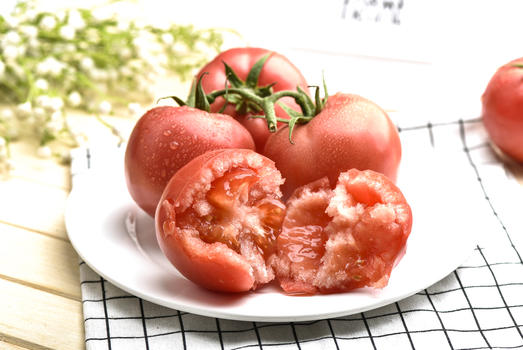 新鲜掰开的西红柿图片素材免费下载