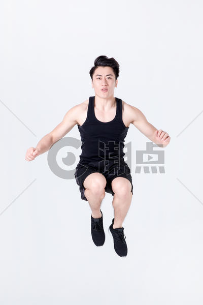 运动男性人像跳跃动作图片素材免费下载