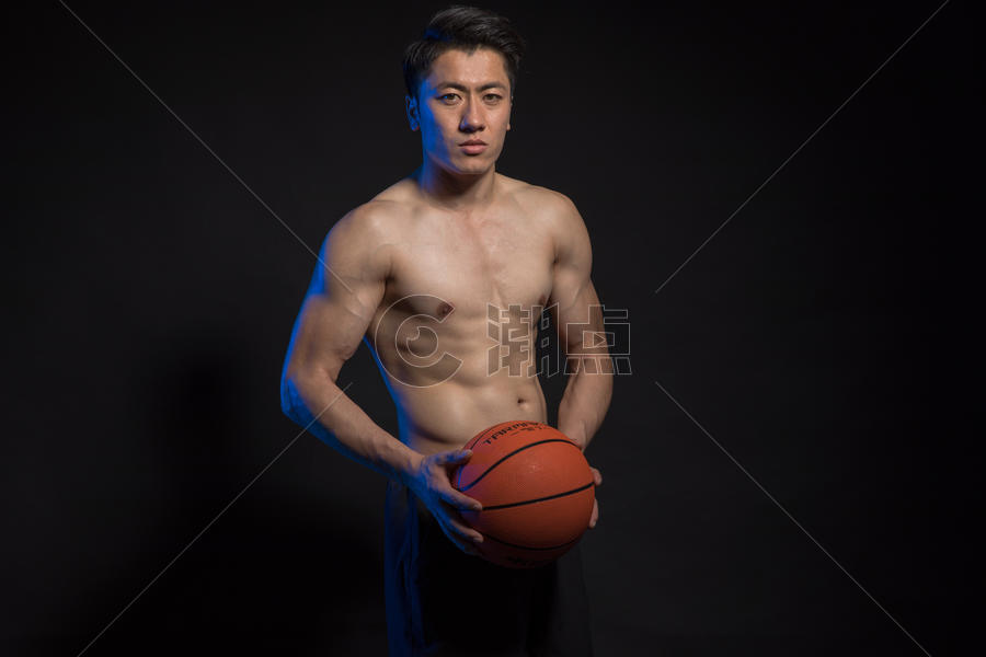 运动男性人像肌肉篮球身材图片素材免费下载