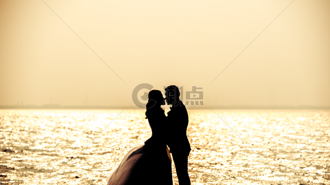 夕阳大海背景中的恋人图片素材免费下载