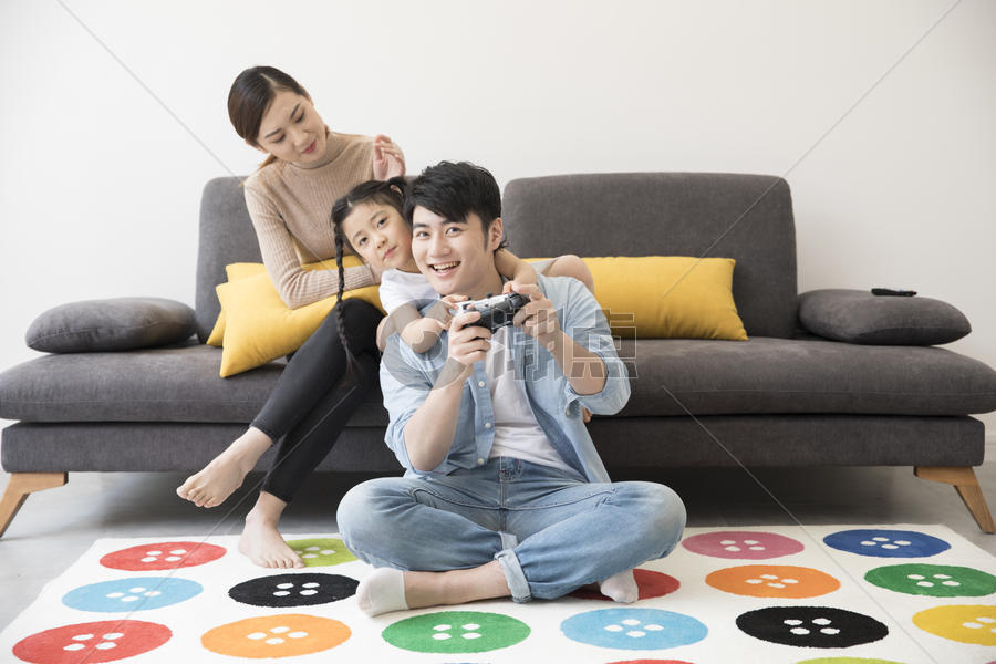 一家人在客厅里一起打游戏机图片素材免费下载