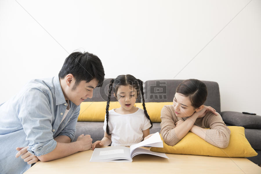 一家人在新家客厅里一起看书阅读图片素材免费下载