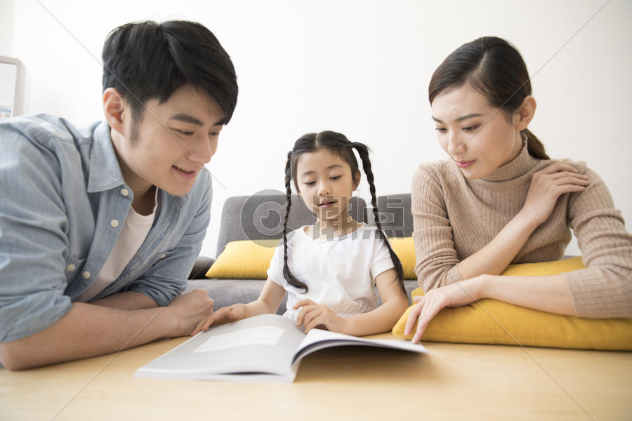 一家人在新家客厅里一起看书阅读图片素材免费下载