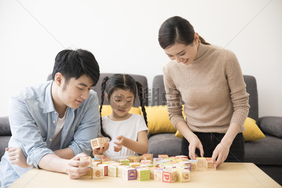 一家人在新家玩积木图片素材免费下载