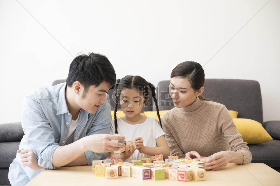 一家人在新家玩积木图片素材免费下载